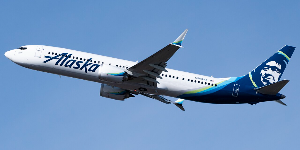 An Alaska Airlines Boeing 737 MAX-9 mid-air (all parts intact)