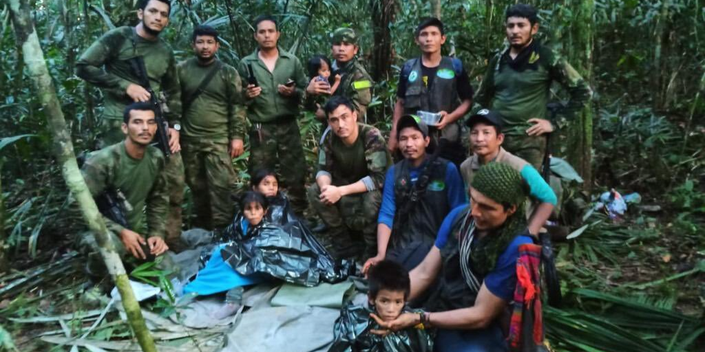 Colombian soldiers with the children rescued in the Amazon jungle